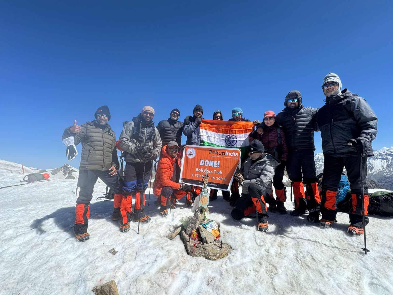 Solo Trekking vs Group Trekking in India: Pros & Cons